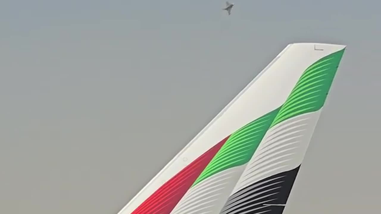 Tragic Fighter Jet Crash at Dubai Airshow