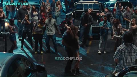 She dances with another guy to make her boyfriend jealous 😐