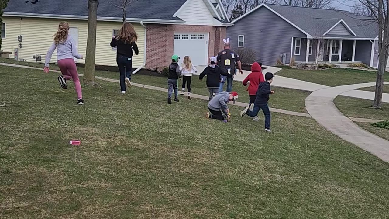 Kids Chase Easter Bunny to Grab Prizes