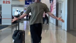 🕺✈️ Por culpa de este baile pierde el avión