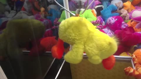IMPOSSIBLE CLAW MACHINE WIN AT DAVE AND BUSTER'S!
