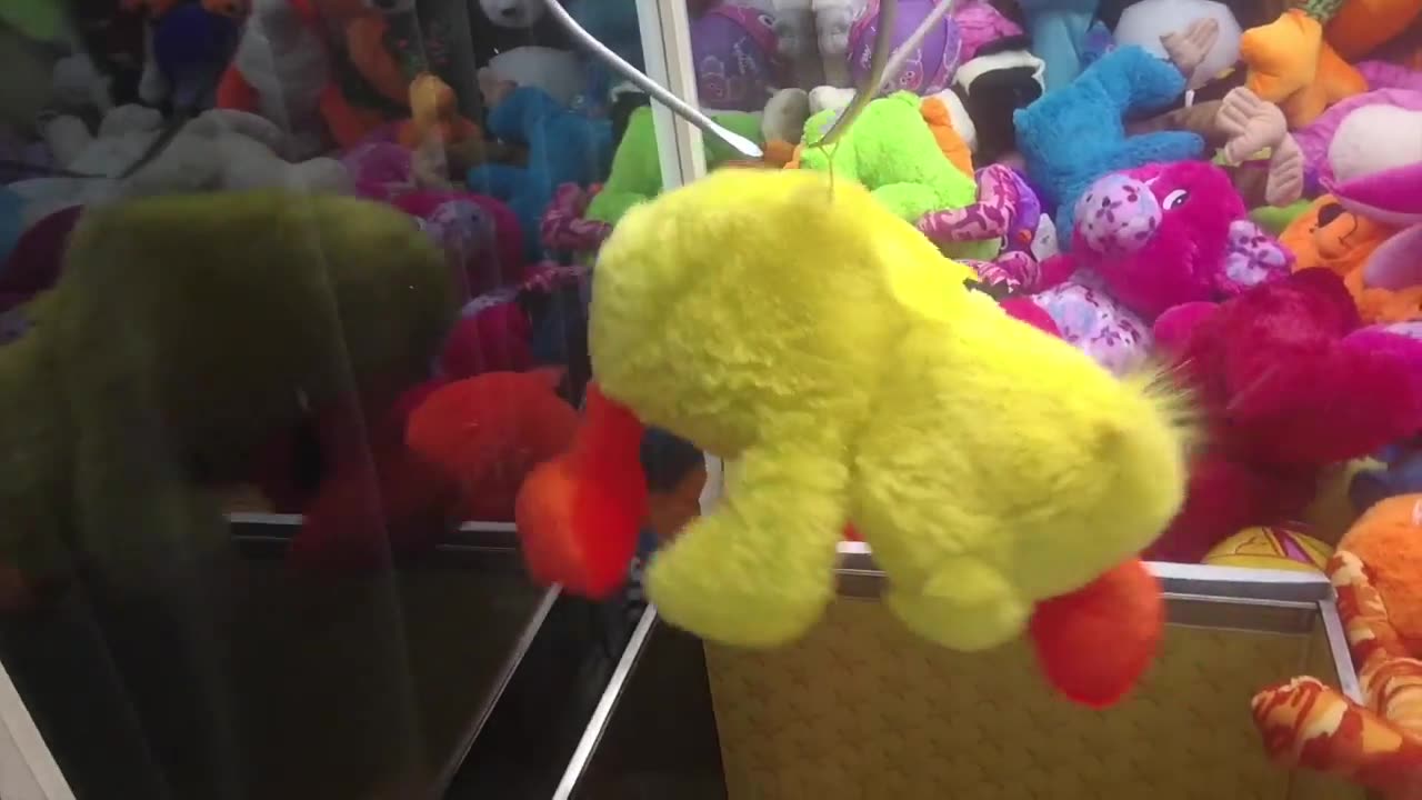 IMPOSSIBLE CLAW MACHINE WIN AT DAVE AND BUSTER'S!