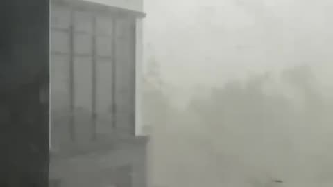 St. Louis tornado blows off top floor of apartment building going Viral
