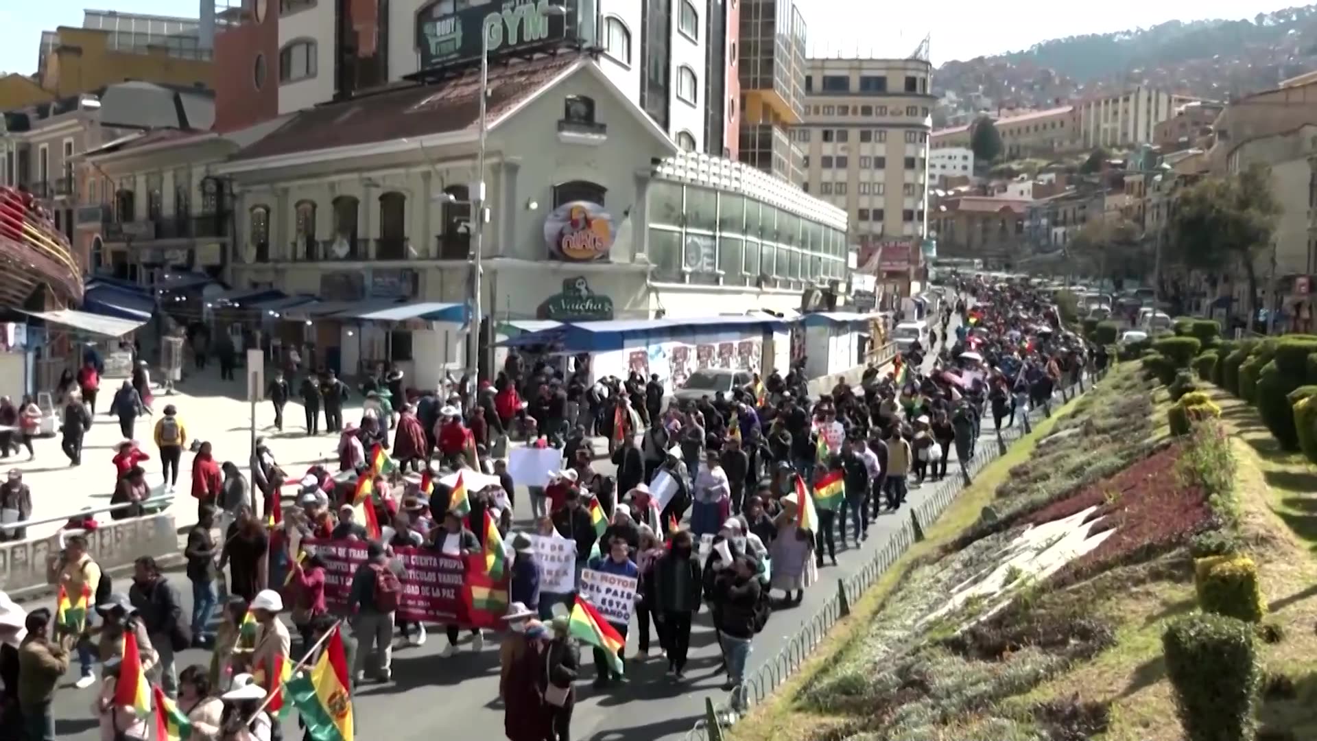 Bolivians protest fuel shortage, inflation and dollar crisis