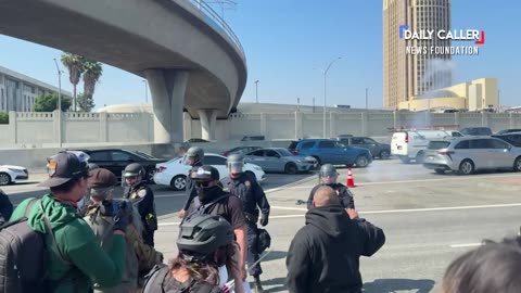 🚨Rioters are taunting LAPD as police try to keep everyone off the freeway