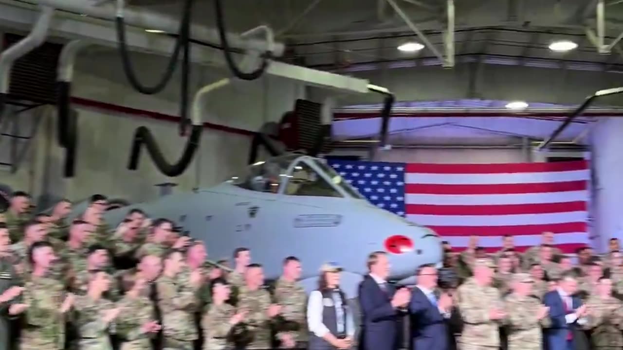 🚨Listen to that electric welcome for the Commander-in-Chief at Selfridge Air National Guard Base 🔥