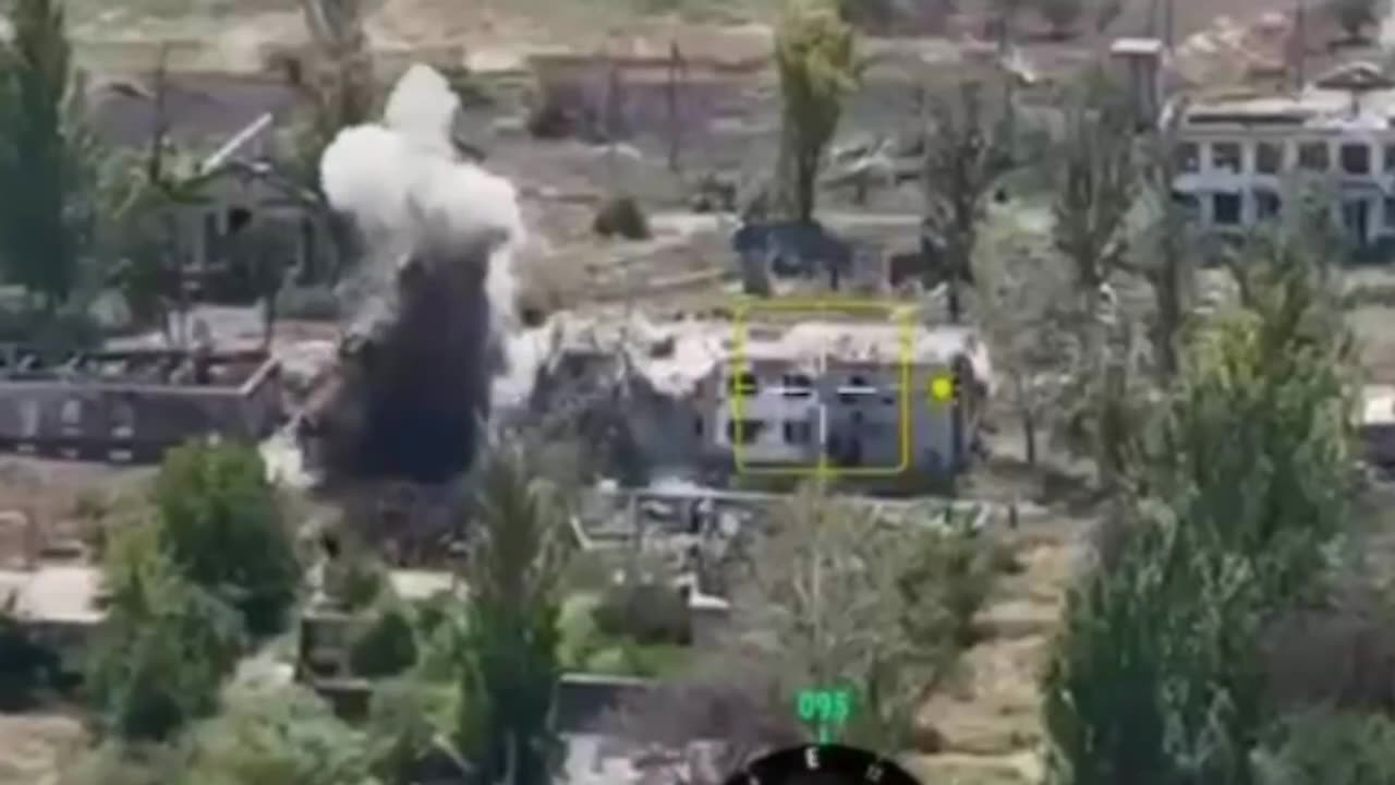 ✈️💣 Ukrainian aviation with two GBU-62 bombs demolished the building along