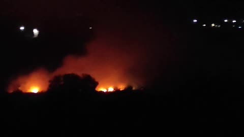 'Po na mbyt tymi!'/ Në Hardhishtë digjen mbeturina pranë shtëpive, banorët ngrejnë alarmin