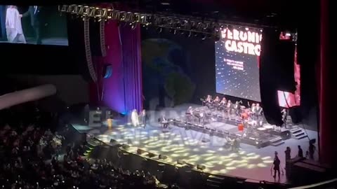 Verónica Castro REGRESA y CONMUEVE 😢 Homenaje a Marco Antonio Muñiz y la Época de Oro de los Tríos