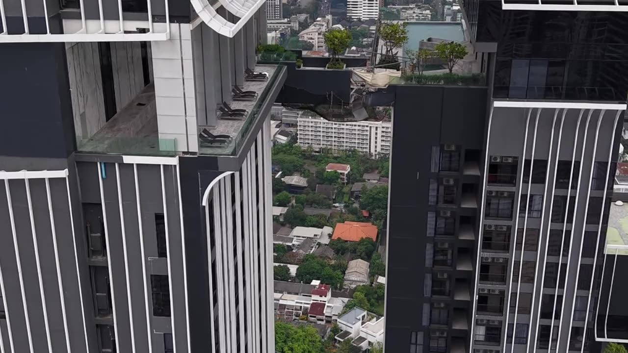Imágenes captadas por un dron de edificios destruidos en Bangkok tras un terremoto
