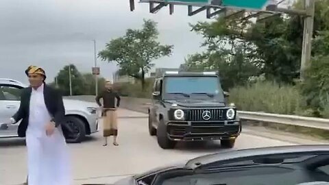 SOMALIS ARE ROBBING YOU BLIND AMERICA