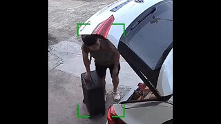 Él solo quiere poner la maleta en el maletero y mira lo que pasa