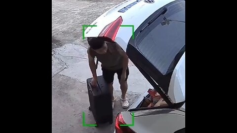 Él solo quiere poner la maleta en el maletero y mira lo que pasa
