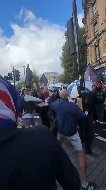 🇬🇧In central London, a large-scale anti-immigrant protest escalated into clashes