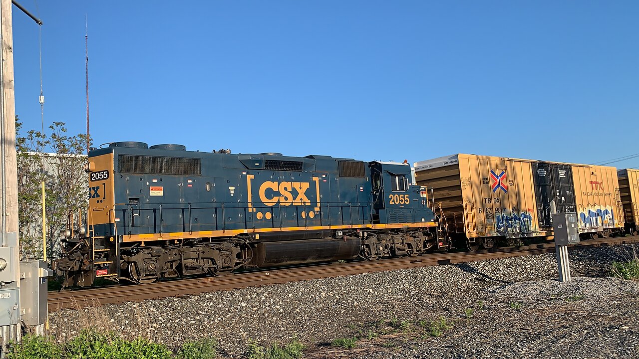 Short CSX Train long horn salute