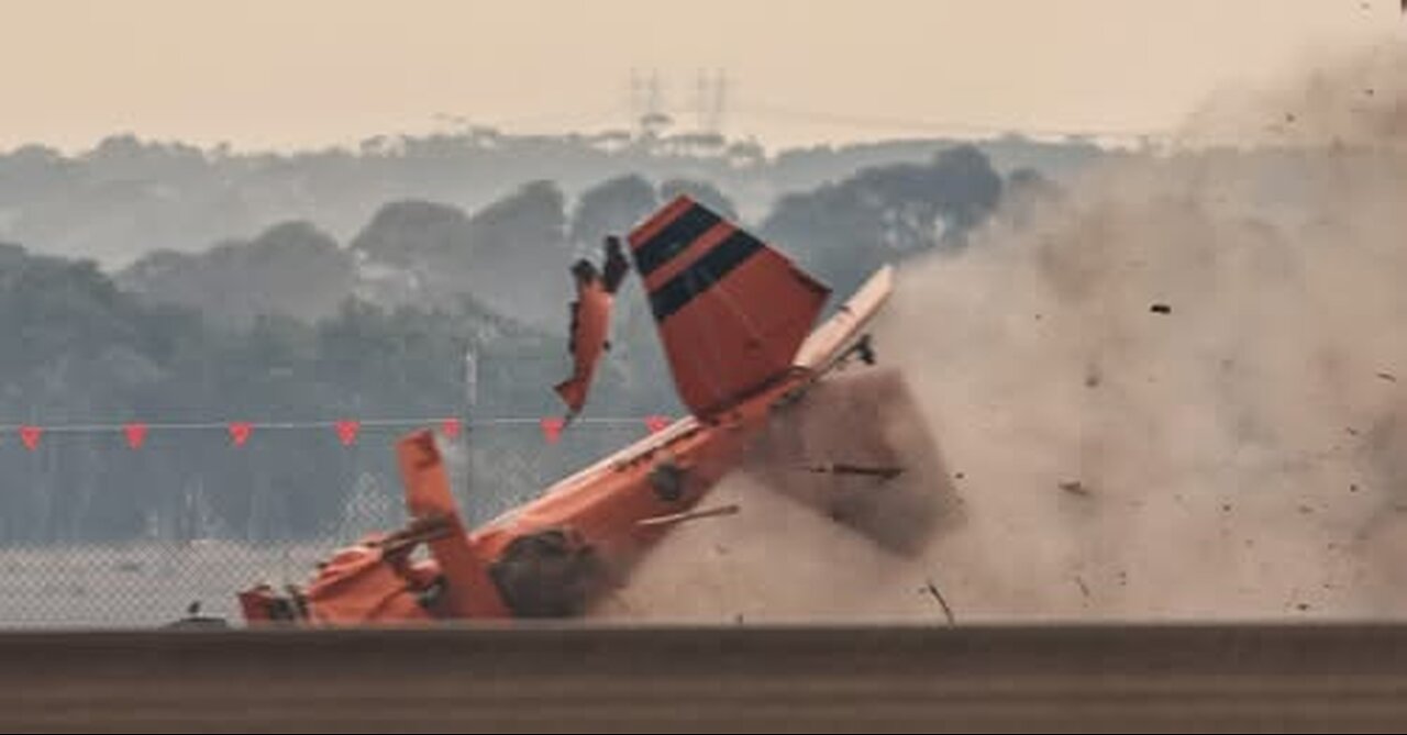🚨 Plane crashes during an airshow in Australia 🚨