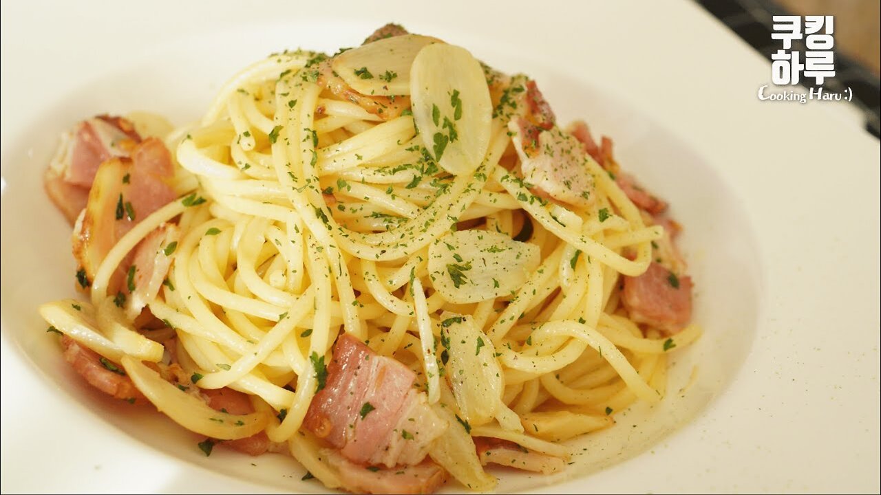 How to make the Aglio e olio with a moist sauce and chewy noodles: Aglio e olio with bacon
