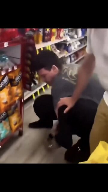 CUSTOMER TACKLES SHOPLIFTER🏪🤼‍♂️📸ROBBING STORE🛍️🏪🚶‍♂️💫