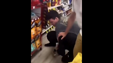 CUSTOMER TACKLES SHOPLIFTER🏪🤼‍♂️📸ROBBING STORE🛍️🏪🚶‍♂️💫