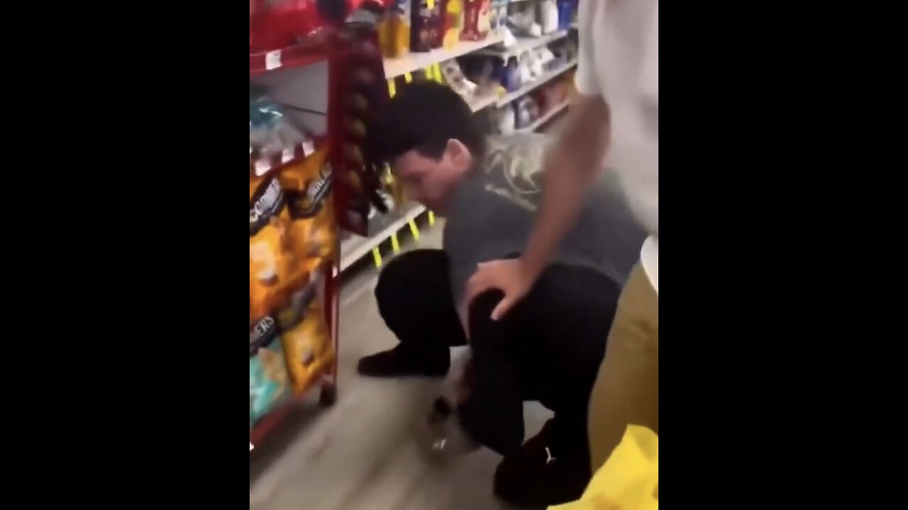 CUSTOMER TACKLES SHOPLIFTER🏪🤼♂️📸ROBBING STORE🛍️🏪🚶♂️💫