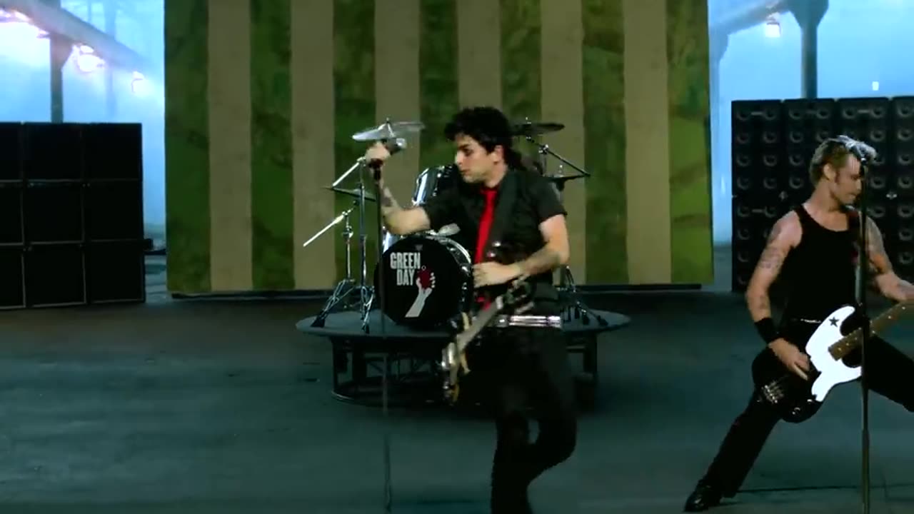 Green Day - American Idiot [Official Music Video]
