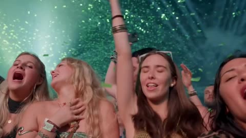 This crowd went WILD for just 3 piano notes