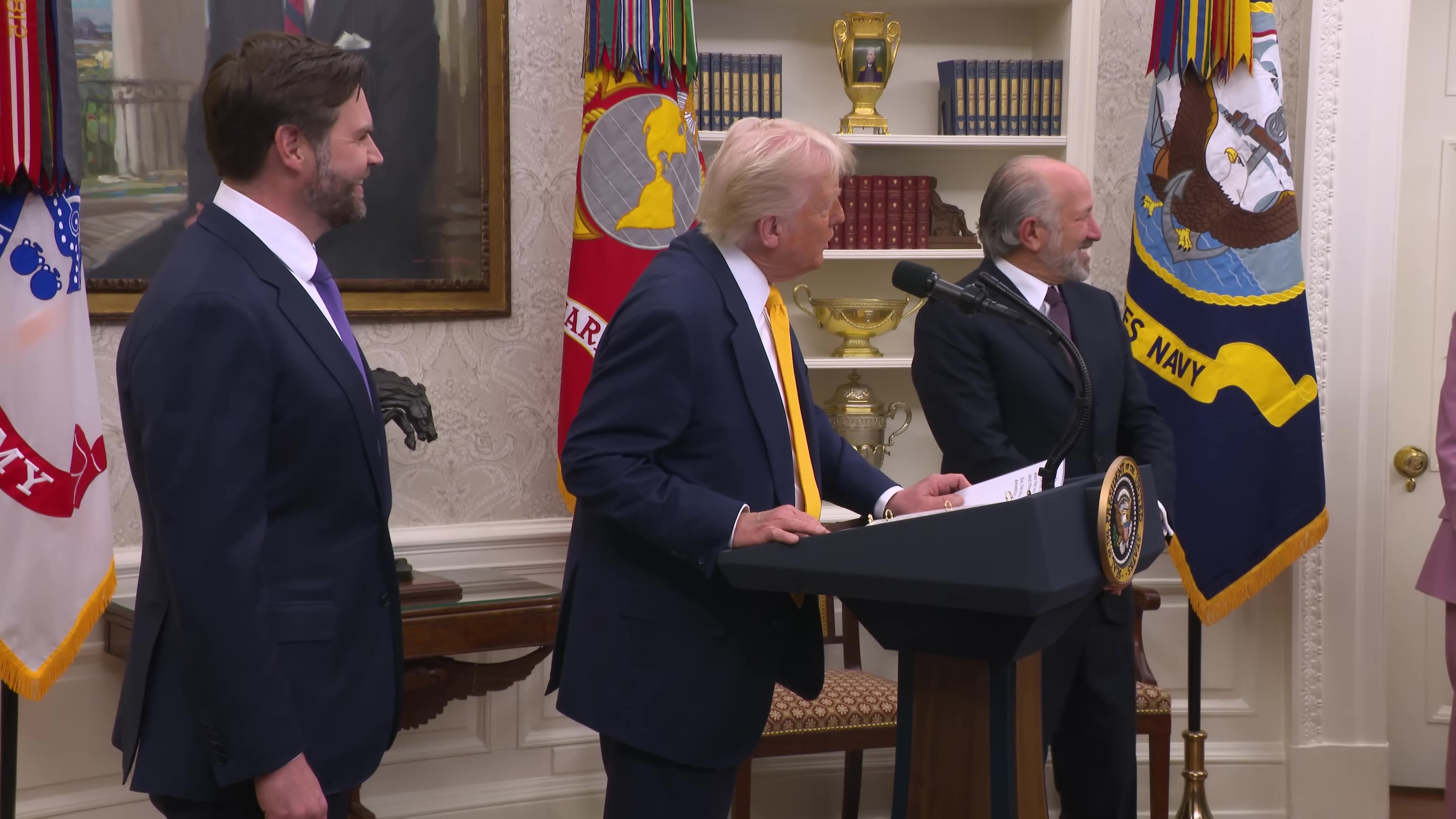 🚨 PRESIDENT TRUMP SWEARS IN HOWARD LUTNICK AS SECRETARY OF COMMERCE! 🇺🇸🏛️