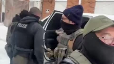 ICE arrests a Latina while a local impede patroller harasses the agents