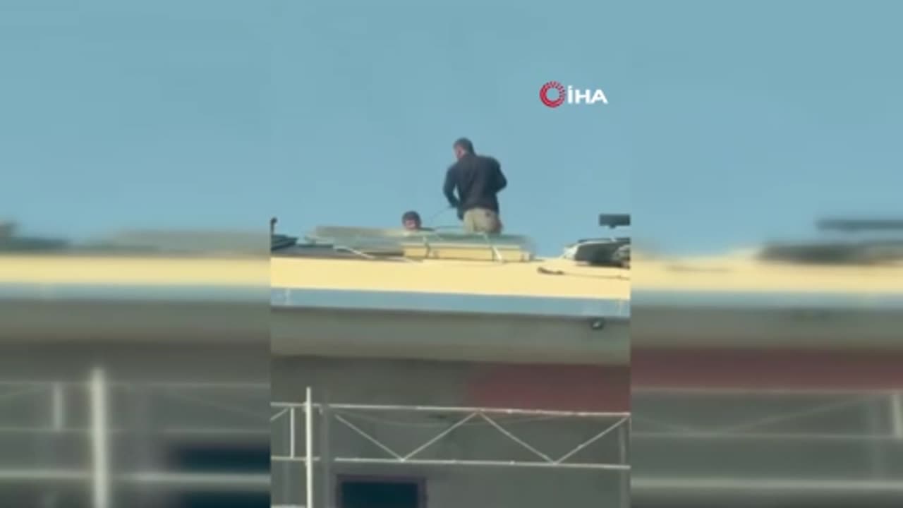 Çatıda önlem almadan çalışan işçiler kameraya yansıdı