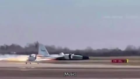 🇺🇸 A NASA plane made an emergency landing at Ellington Airport in Houston, Texas