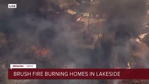 BREAKING: Brush fire breaks out in Lakeside, California, burning several homes.