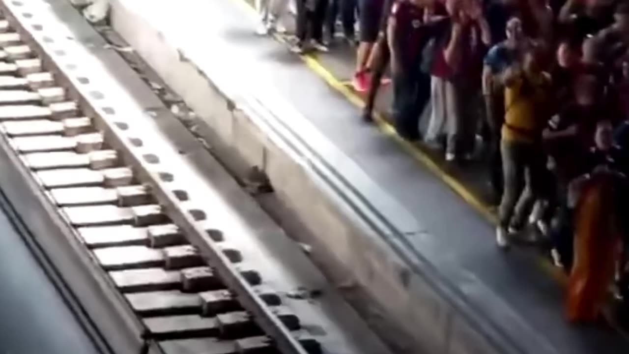 ¡LA CONFIANZA DEL BARÇA Y LA DUDA DEL MADRID! 😱🚅 Aficionados rumbo a la Final de la Copa del Rey 🏆