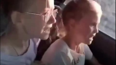 "¡Diosito, ayúdanos!": niñas gritan en auto perseguido por reclutadores ucranianos