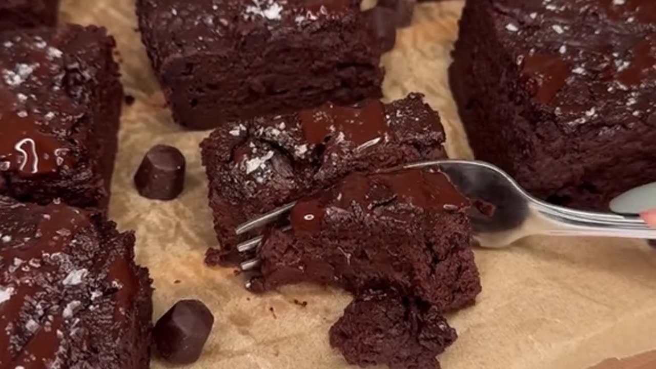 🍫🥄 Indulge in Creamy Greek Yogurt Brownies! 🇬🇷🍦