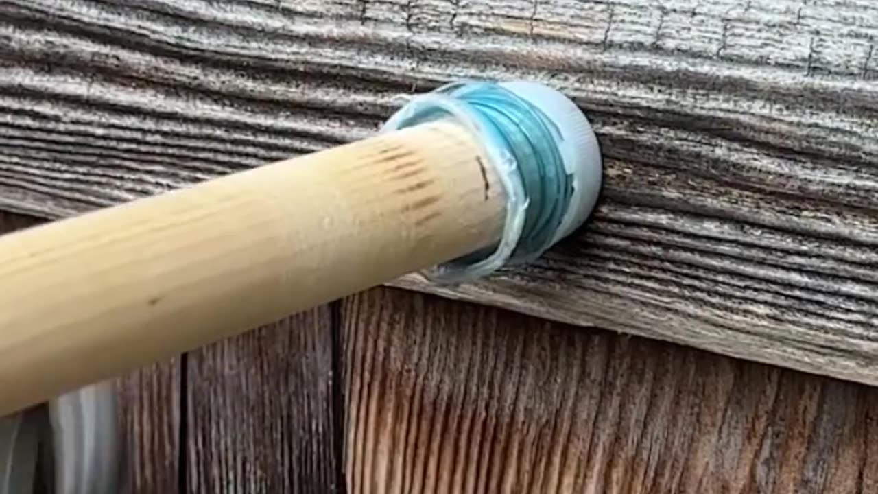 How to turn a stick and a plastic bottle into a handy DIY rod ! 💡