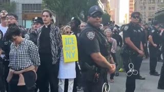 WOW! MASS ARRESTS of protesters who tried interfering & blocking ICE vehicles in NYC