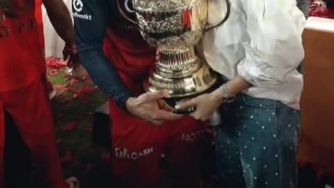 Emotional King Kohli getting support from all-around