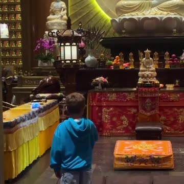 Micul MARE ERETIC ECUMENIST INTER-RELIGIOS SE INCHINA=SE ROAGA la statuia lui Buda,Guangzhou - China