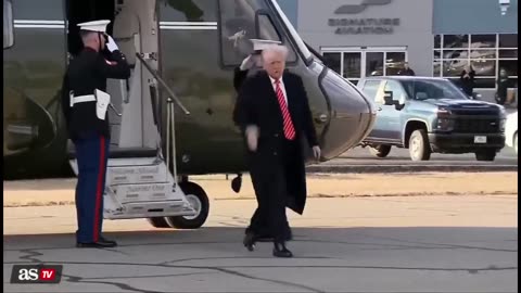 Elon Musk's AWKWARD MOMENT on Air Force One: tries to AVOID LOOKING at Karoline Levitt