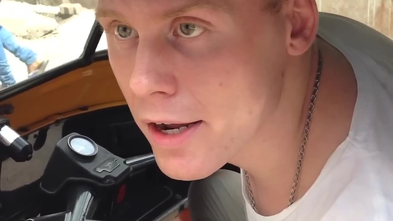 Autowala with too much attitude... 2 Foreigners In Bollywood #Shorts - 1080