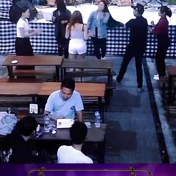 Joget di restoran saat lagi ngumpul sama teman