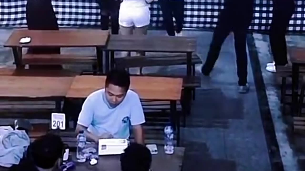 Joget di restoran saat lagi ngumpul sama teman