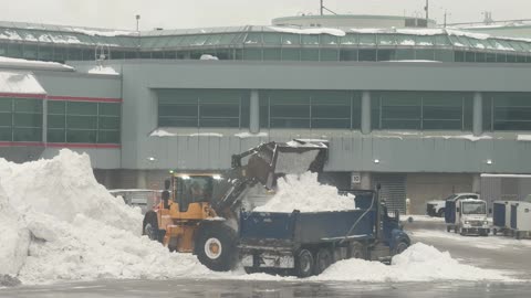 Snow Removal continue in Toronto International Airport, more snow to come this weekend