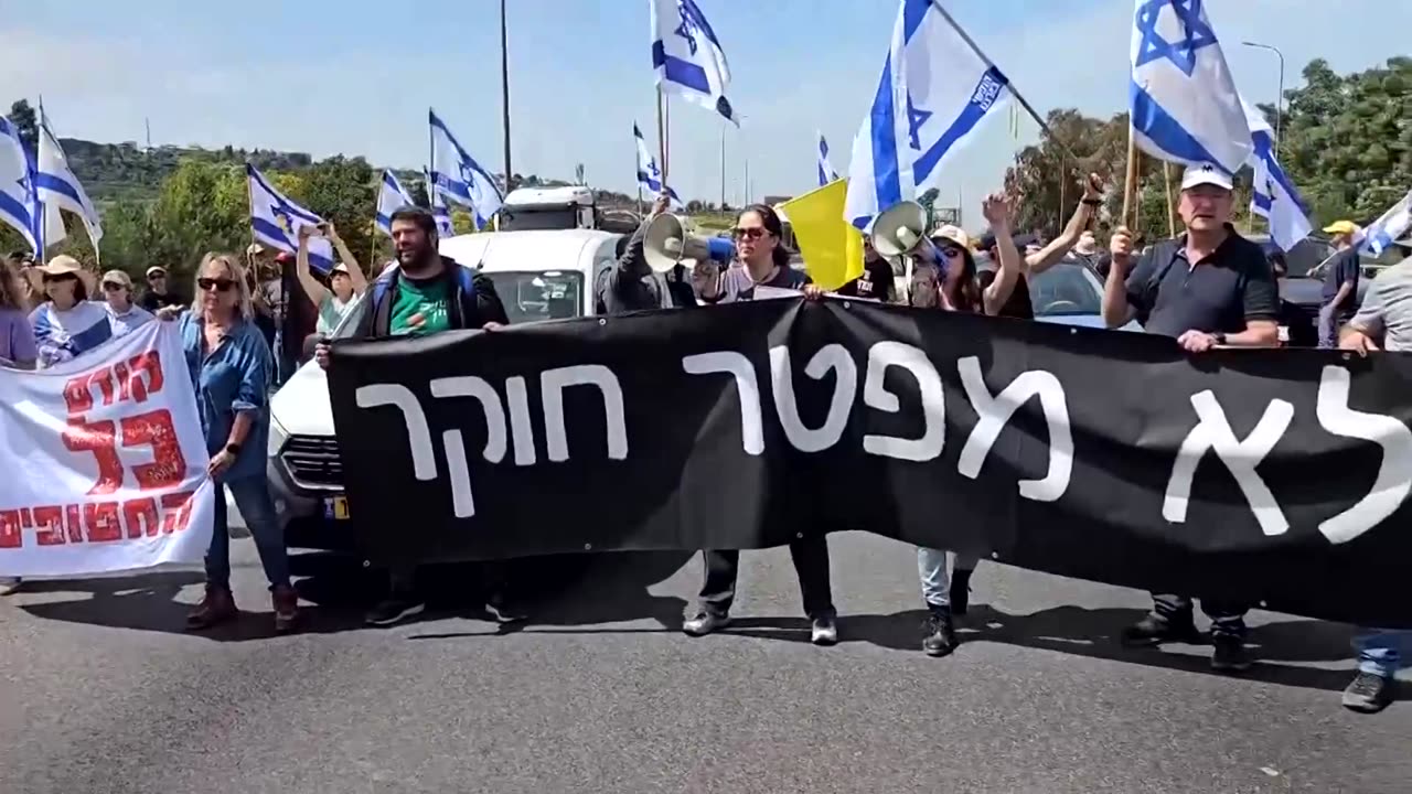 Israeli protesters block highway as lawmakers discuss judicial law