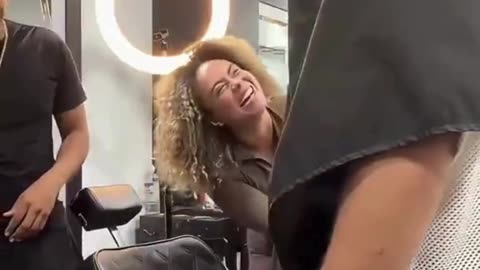 My Husband Pranked Me at the Barber! 😂💇‍♀️💦#BarberPrank 😂#CoupleGoals 💑#FunnyMoments 🎥#PrankWars 🤪