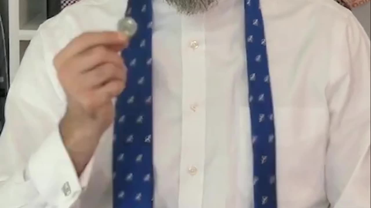 🪙 How To Tie The Penrose Knot Necktie In 60 Seconds – with a Coin!