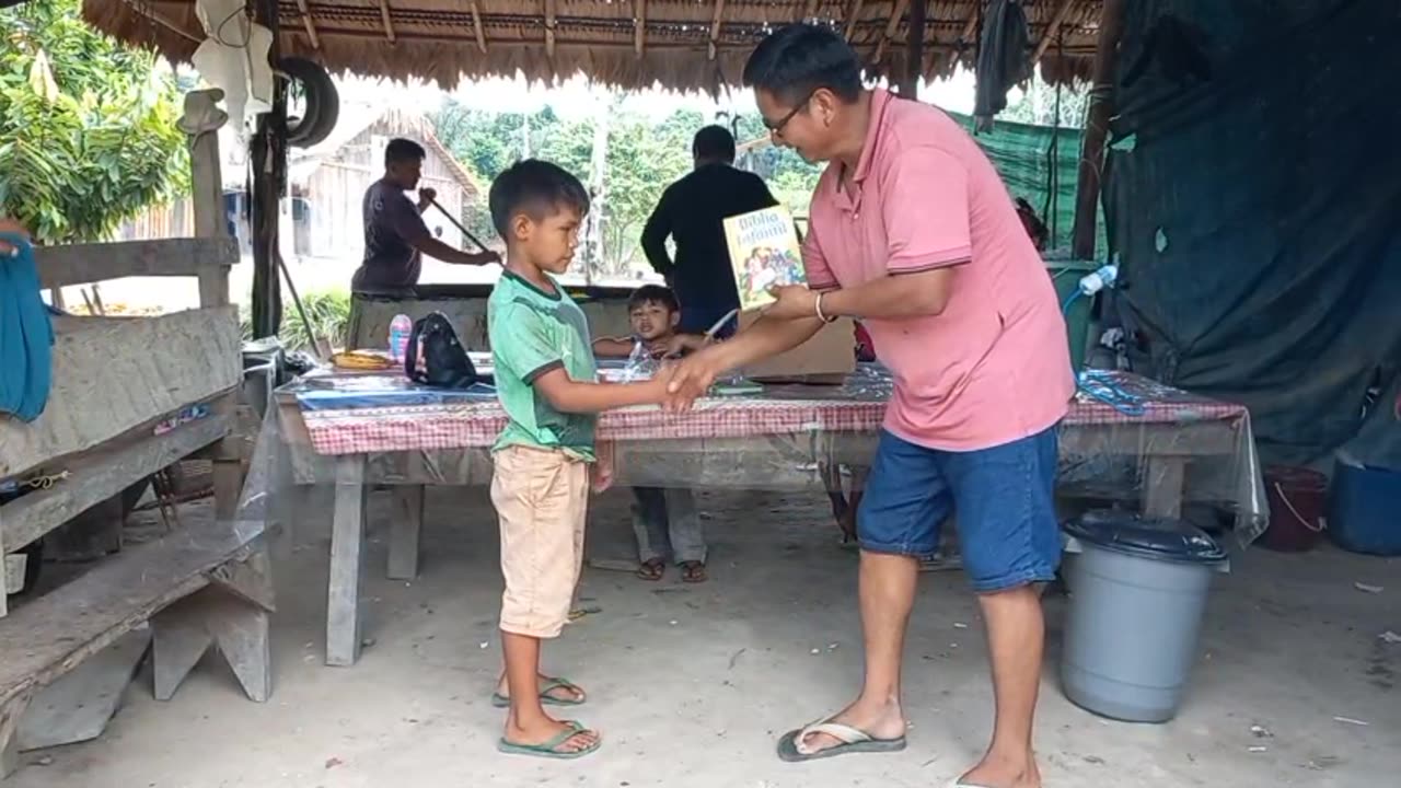 Brazil: FM team passing out Bibles.