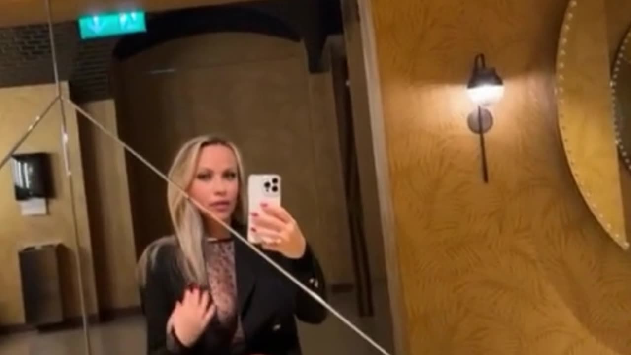 Just talking a selfie in my outfit of today