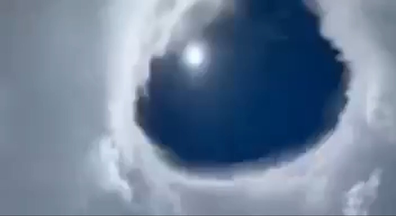 Air Force Reserve pilots fly into the eye of Hurricane Erin