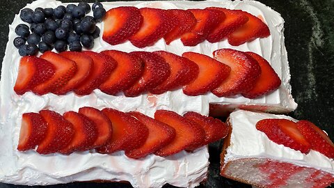 Strawberry Poke Cake #pokecake #strawberrycake